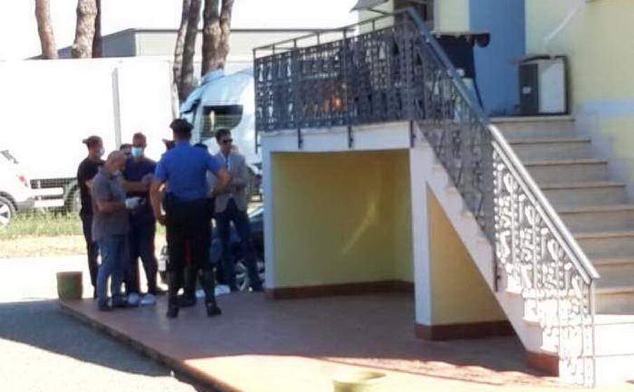 i carabinieri sul posto (ansa)