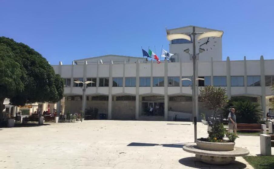 il palazzo comunale (foto l unione sarda pala)