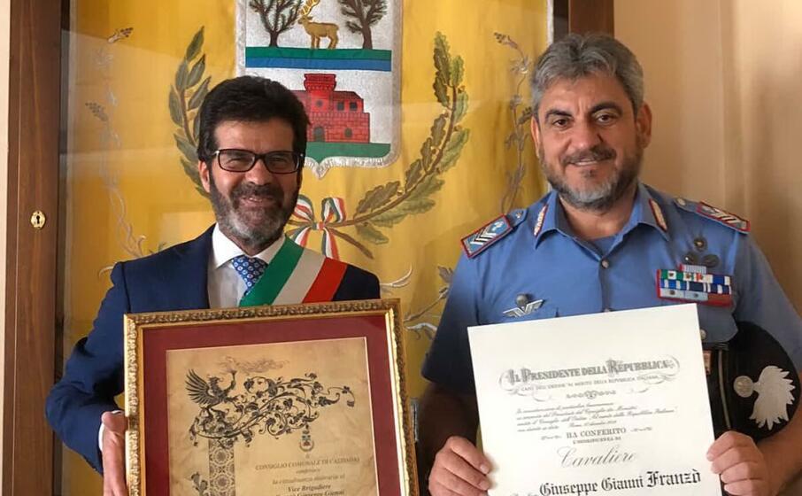 il sindaco e il brigadiere giuseppe franz (foto concessa)