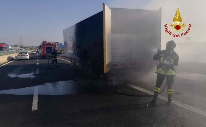 incendio sulla 131 a fuoco un camion