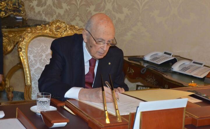 la firma dell atto di dimissioni (foto quirinale)