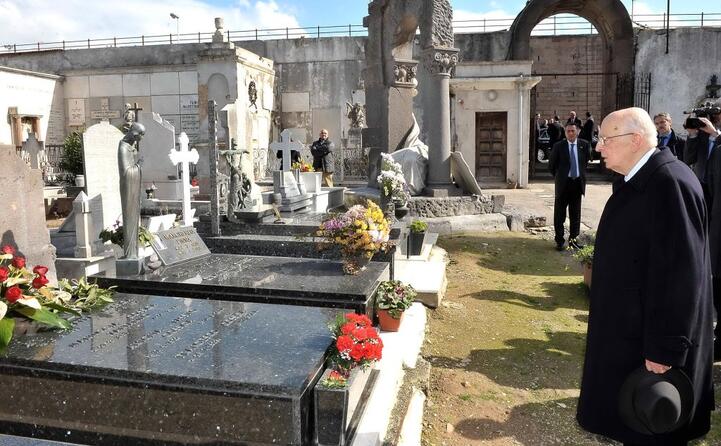 napolitano a sassari davanti alla lapide di francesco cossiga (foto archivio l unione sarda e quirinale)