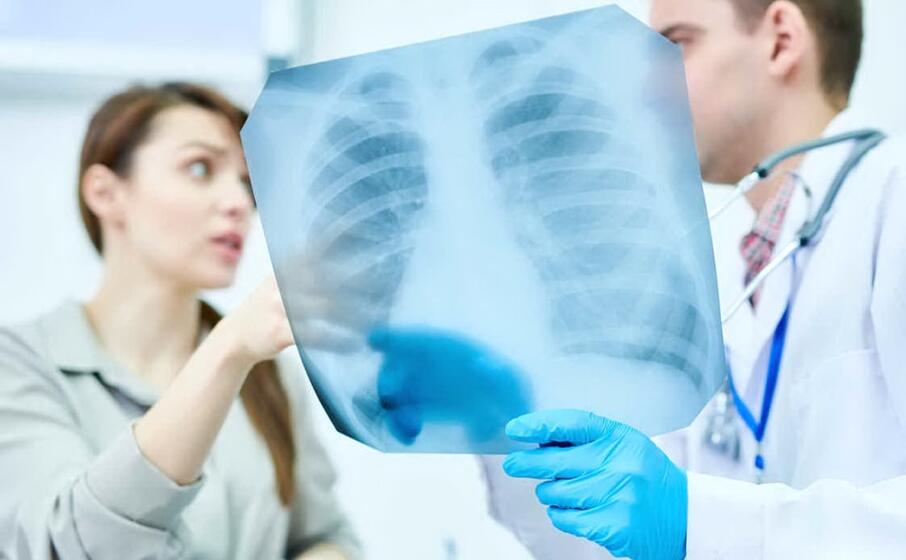 un medico a colloquio con una paziente