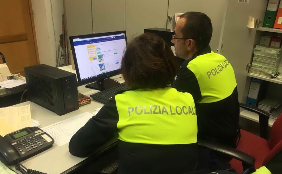 gli agenti al lavoro (foto pinna)