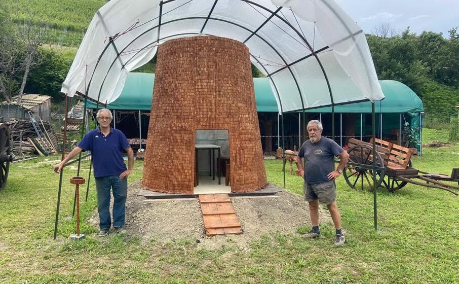 i fratelli mario e salvatore cossu davanti al loro nuraghe (foto oggianu)
