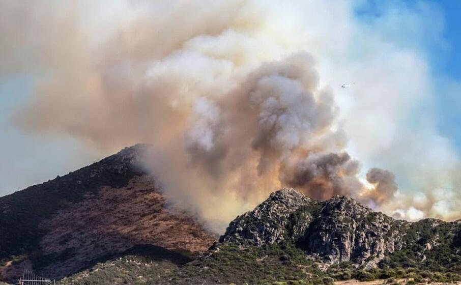 l incendio a carbonia (foto instagram andrea di pasquale)