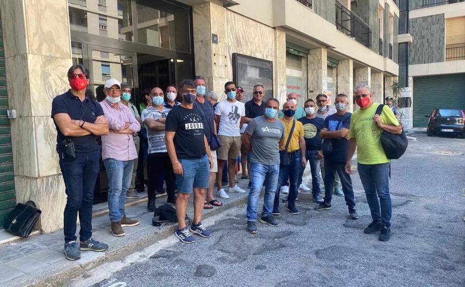 lavoratori ex alcoa davanti all assessorato all industria (foto pani)