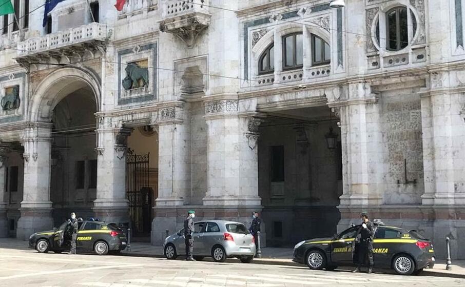 le auto delle fiamme gialle davanti al municipio (foto guardia di finanza)