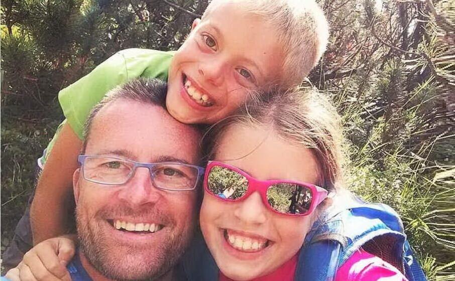 mario bressi con i due figli uccisi (foto instagram)