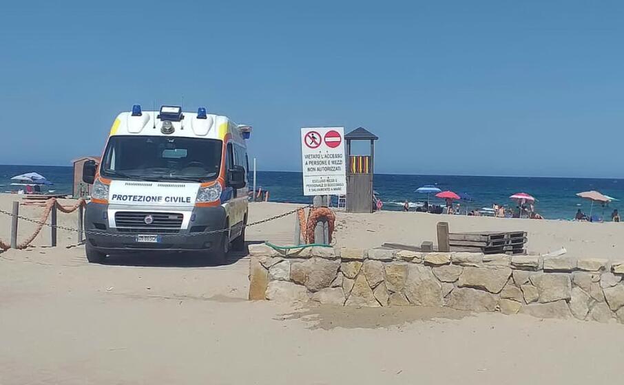 torrette e ambulanza in spiaggia (foto pani)