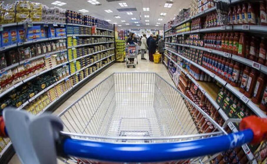 un carrello della spesa in un supermercato (foto mascia)