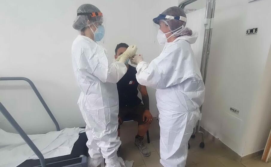 il personale sanitario esegue un tampone (foto concessa)