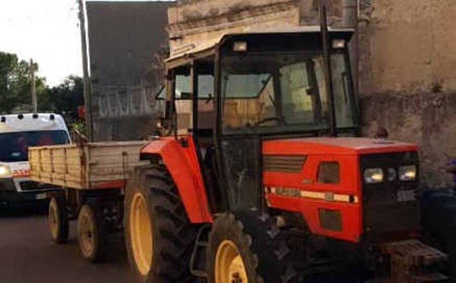 il trattore da cui caduto il 18enne (foto a pintori)