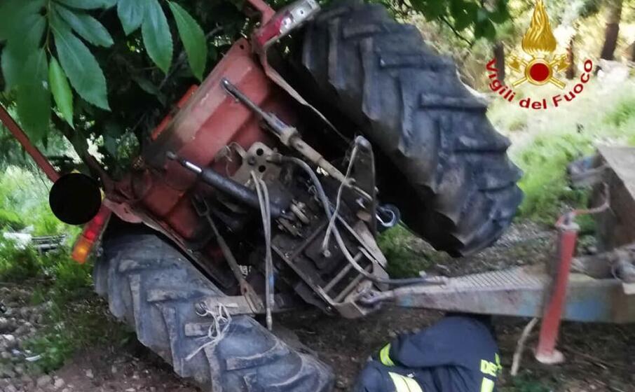 il trattore ribaltato (foto vigili del fuoco)