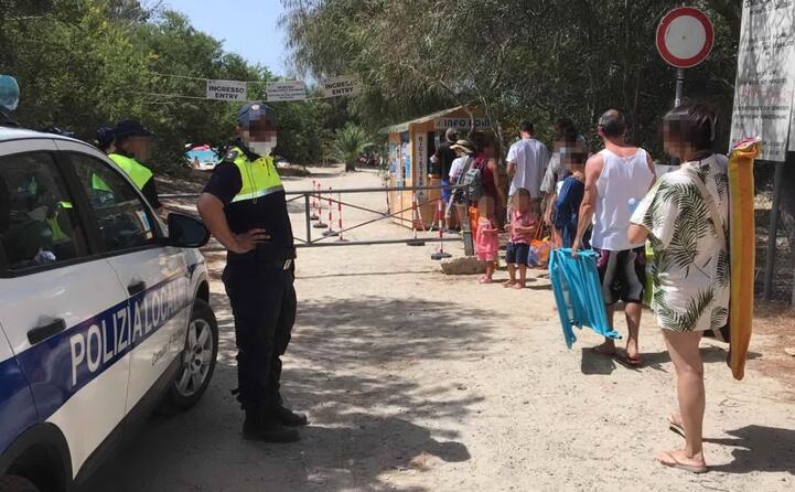 in attesa di entrare alla spiaggia di tuerredda