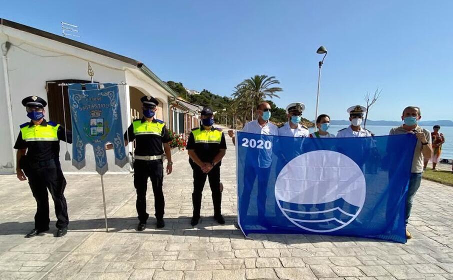 la consegna della bandiera blu (foto a scano)