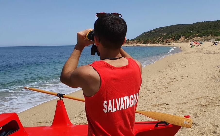 un bagnino sulla spiaggia di portu maga (l unione sarda rav )