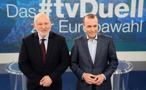 A sinistra Manfred Weber, a destra Frans Timmermans (Ansa)