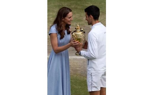 Kate Middleton consegna il trofeo al serbo (Ansa)