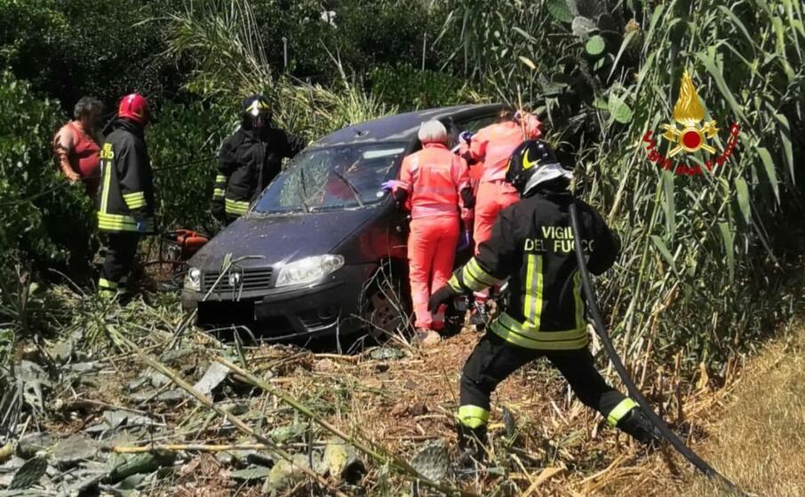 l auto coinvolta nell incidente (foto vigili del fuoco di cagliari)