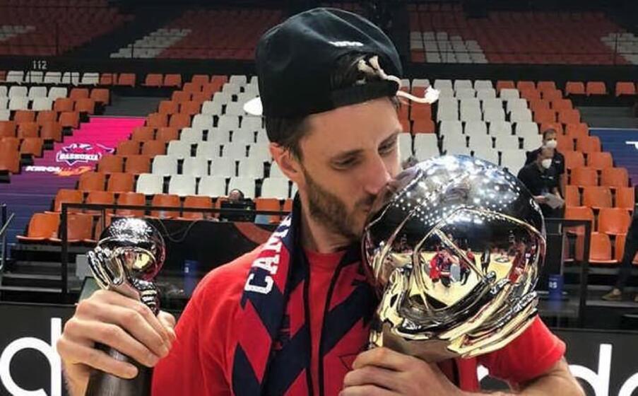 polonara con il trofeo (da facebook)
