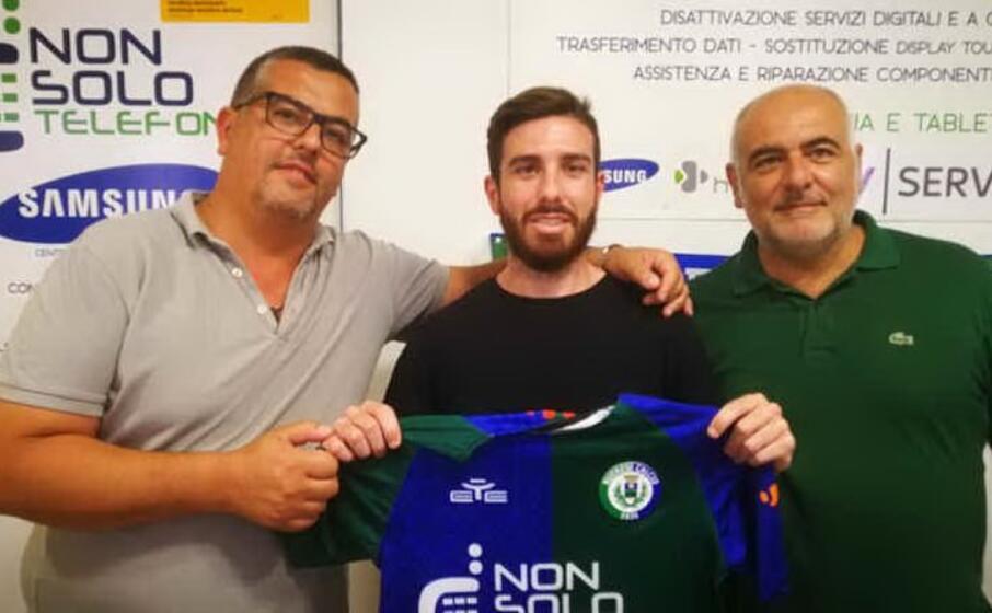 giulio pinna con i vertici societari (foto nuorese)