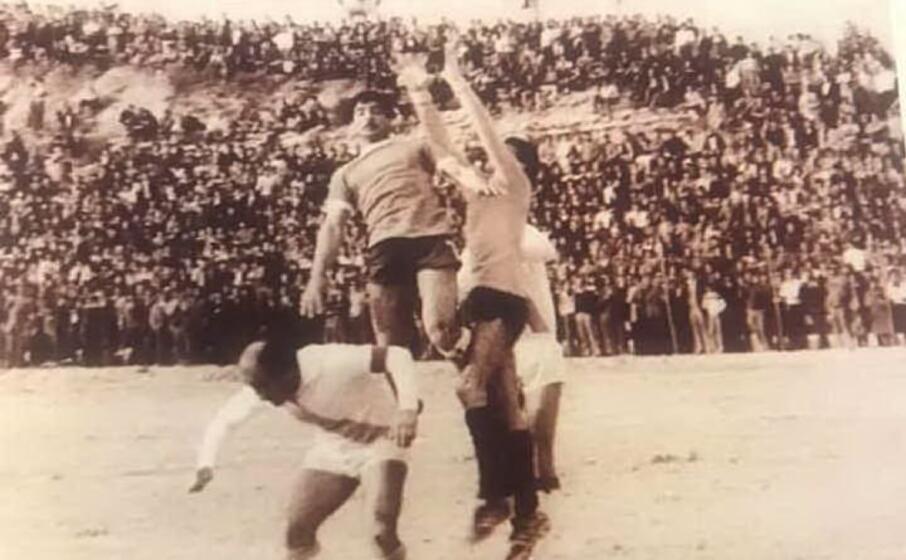 1977 gavino farru difensore del sorso il portiere sorsense angelo pulino e il colpo di testa di gesuino pilo (foto concessa dall associazione vecchie glorie sorso)