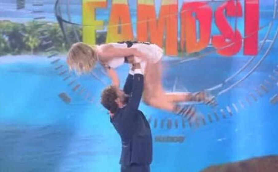Belen come Emma: il gesto per Stefano De Martino Belen come Emma: il gesto per Stefano De Martino
