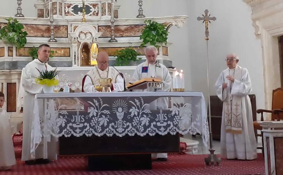 don locci tra i celebranti (foto loi)