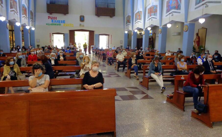 in chiesa con la mascherina (archivio l unione sarda)