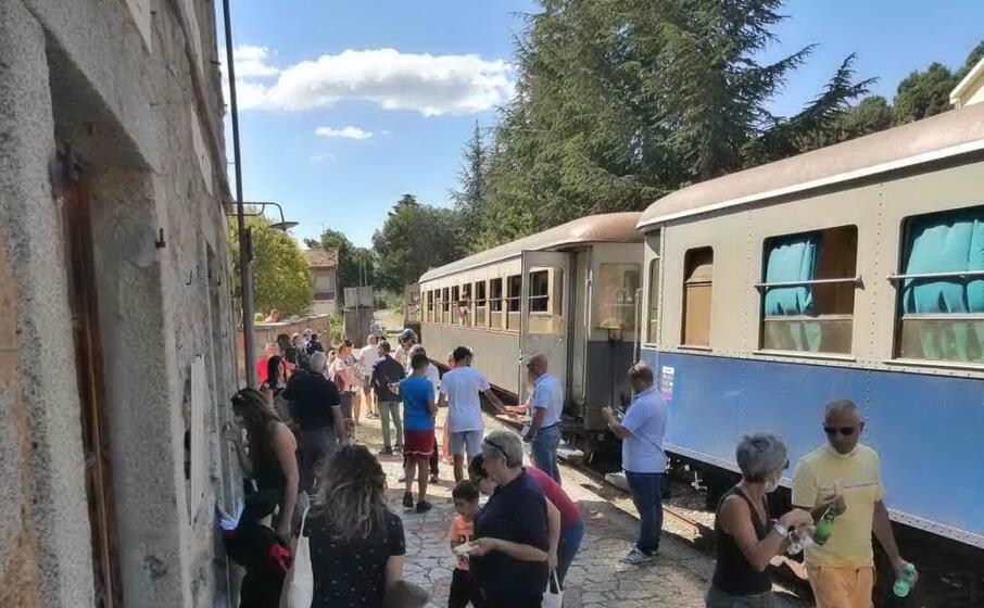 passeggeri alla stazione di elini (foto roberto secci)