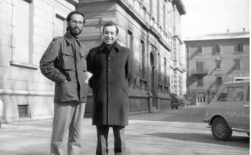Salvatore Cubeddu con un amico davanti alla Facoltà di sociologia a Trento