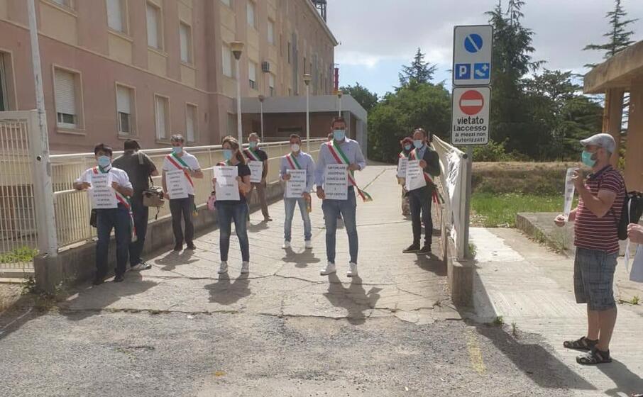 sindaci e comitato davanti all ospedale (foto gioia)