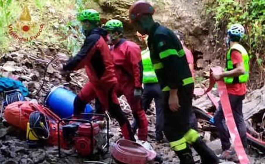 i vigili del fuoco al lavoro (foto vvf ansa)