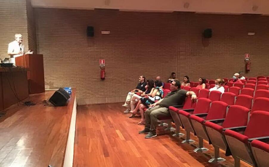 il consigliere tellini con i 5 stelle (foto l unione sarda pala)