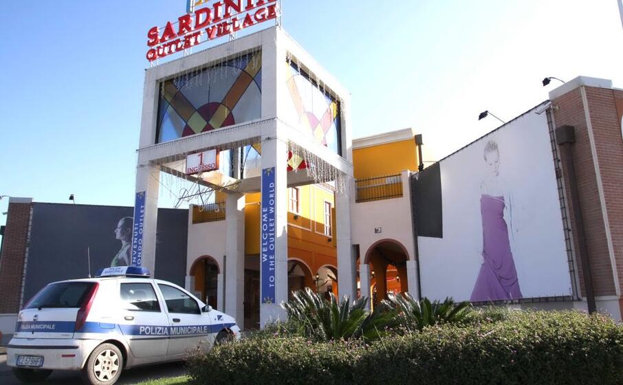 l ingresso del centro commerciale (l unione sarda)