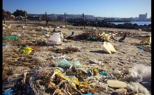 Plastica portata dal mare a Giogino (L'Unione Sarda)