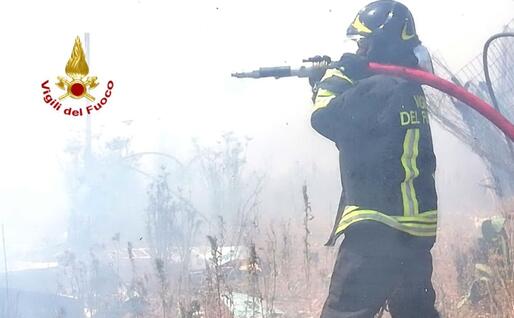 Attività di spegnimento (foto Vigili del fuoco)