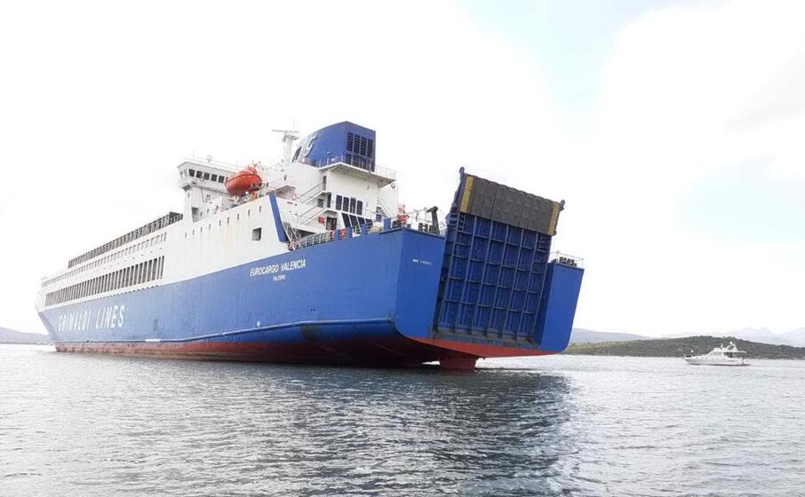 il cargo della grimaldi (archivio l unione sarda busia)