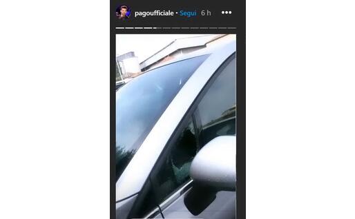 Il finestrino rotto dell'auto di Pago (frame da Instagram)
