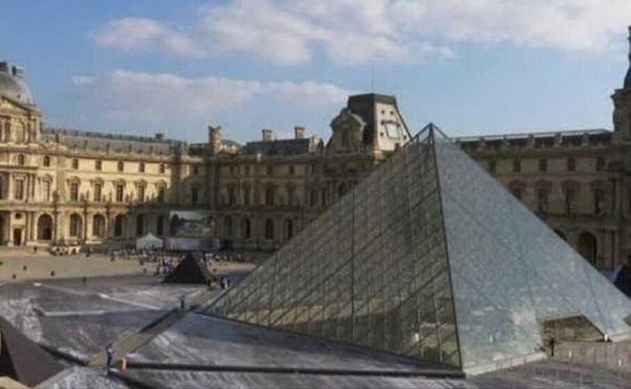 il louvre (foto da google)