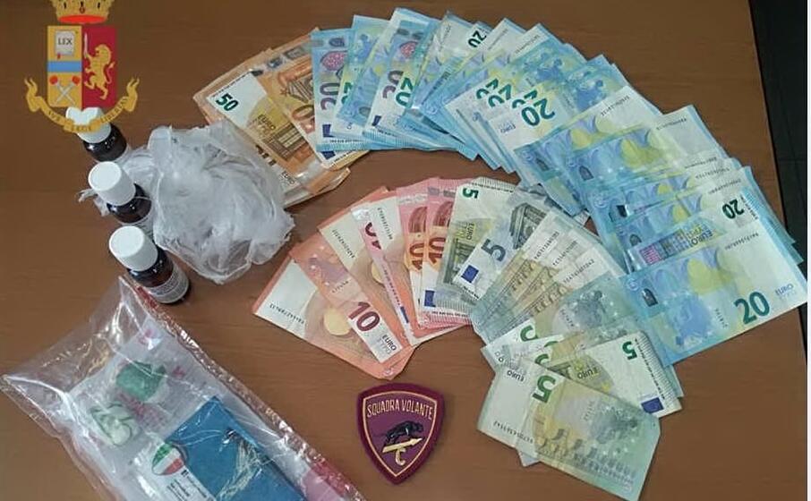il materiale posto sotto sequestro (foto polizia di cagliari)