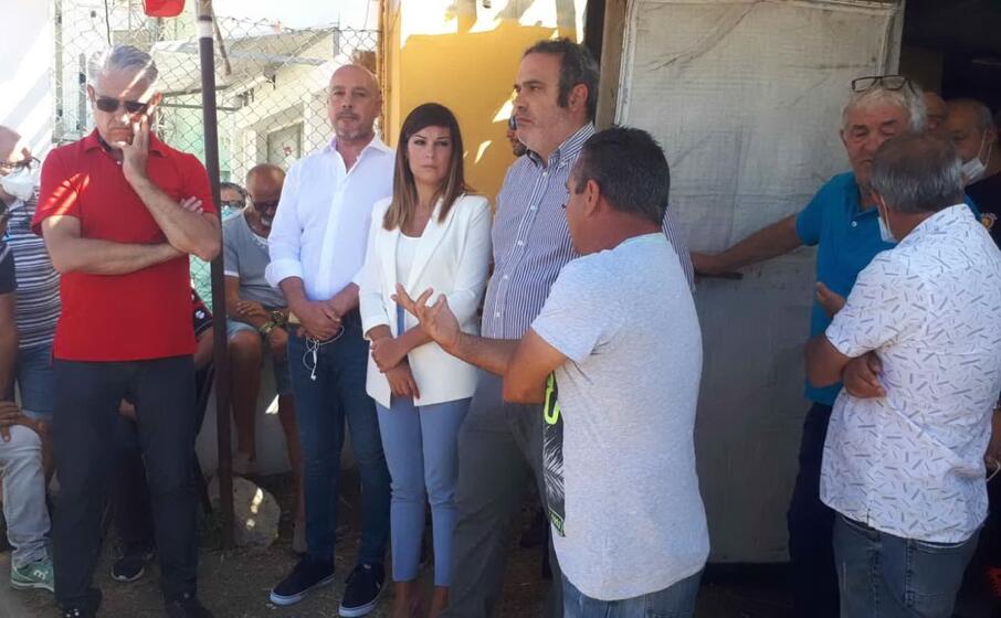 l assessore all industria anita pili in visita al presidio degli operai ex alcoa (foto l unione sarda pani)