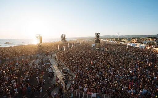 L'incredibile folla raccolta a Cerveteri (foto da Facebook @Jovanotti)