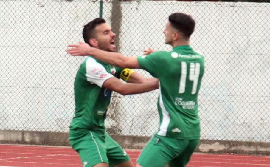 pietro ladu si congratula con andrea carta dopo un gol (archivio l unione sarda)