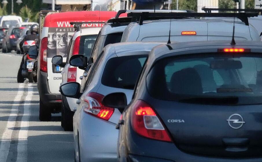 automobilisti in coda (foto ansa)