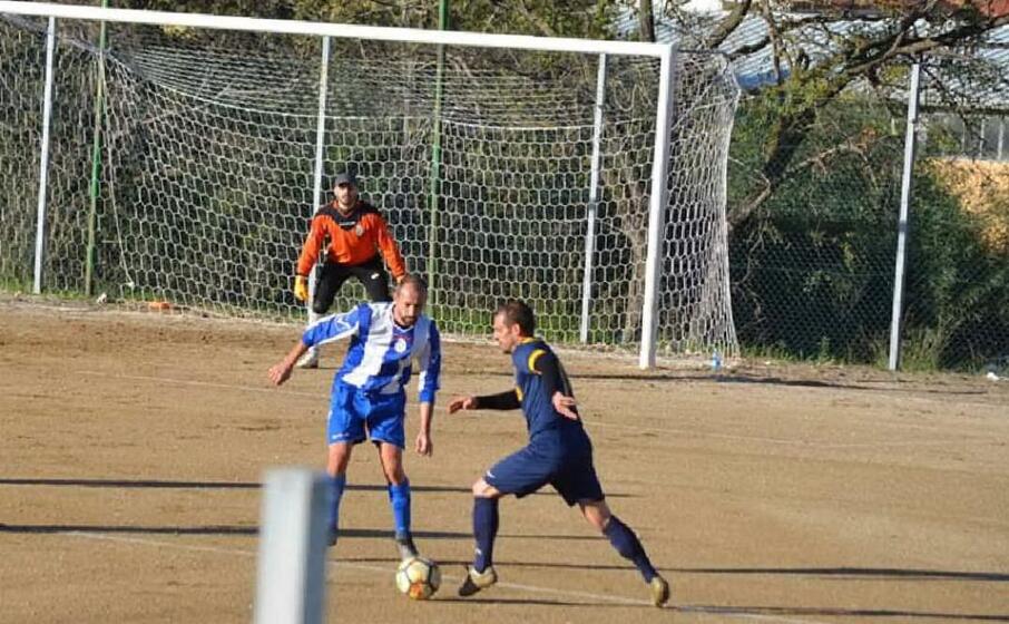 gianluca siazzu 45 anni in azione con la maglia del torp (foto tellini)