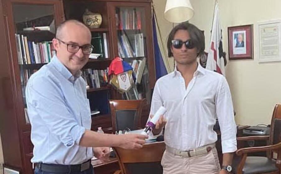 il sindaco truzzu con il giovane lodovico (da facebook)