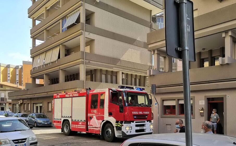 l intervento dei vigili del fuoco in via brunelleschi (foto sanna)