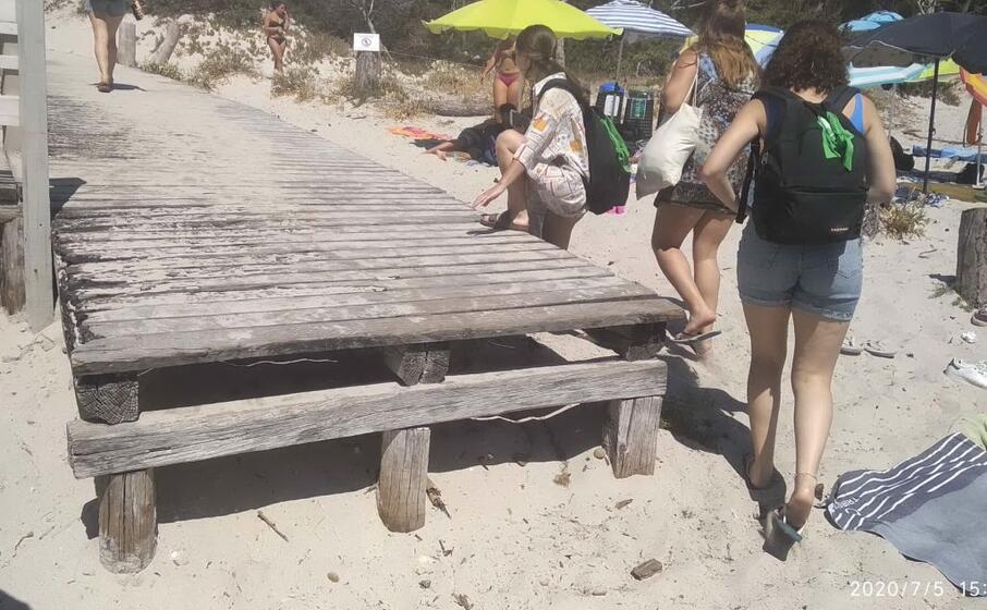 la passerella che porta alla spiaggia (foto l unione sarda tellini)